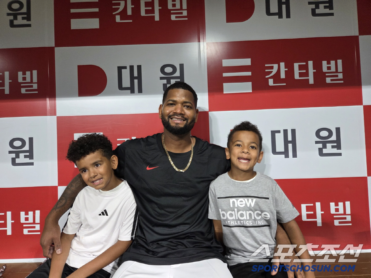 과연 '20승 투수' 친정팀 제대로 울렸다 → "아빠 멋있어요?" 6세 …