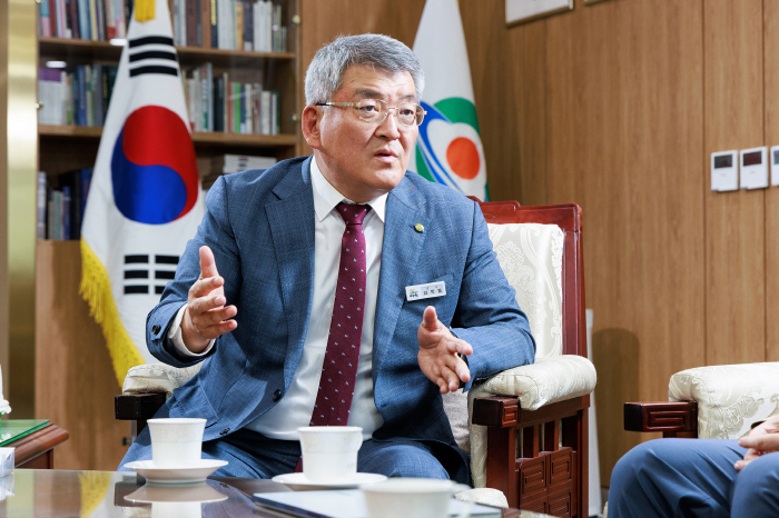 양궁-육상에 이어 e스포츠까지 '진심'인 김학동 예천군수. "예천을 e스…