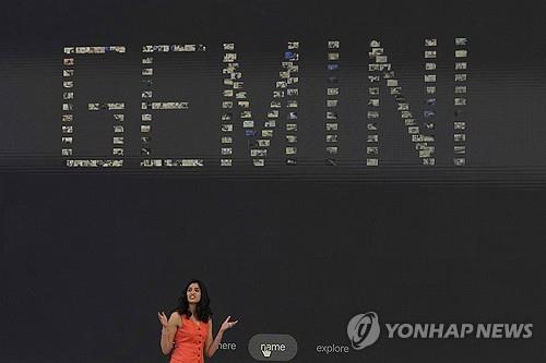 (마운틴뷰 AP=연합뉴스 자료사진) 2025년 5월 20일 미국 캘리포니아주 마운틴뷰에서 열린 구글 I/O 개발자 행사에서 제미나이 모델의 제품책임자인 털시 도시 구글 시니어 디렉터가 모델을 소개하고 있다. (AP Photo/Jeff Chiu, File Photo) 2025.6.2.