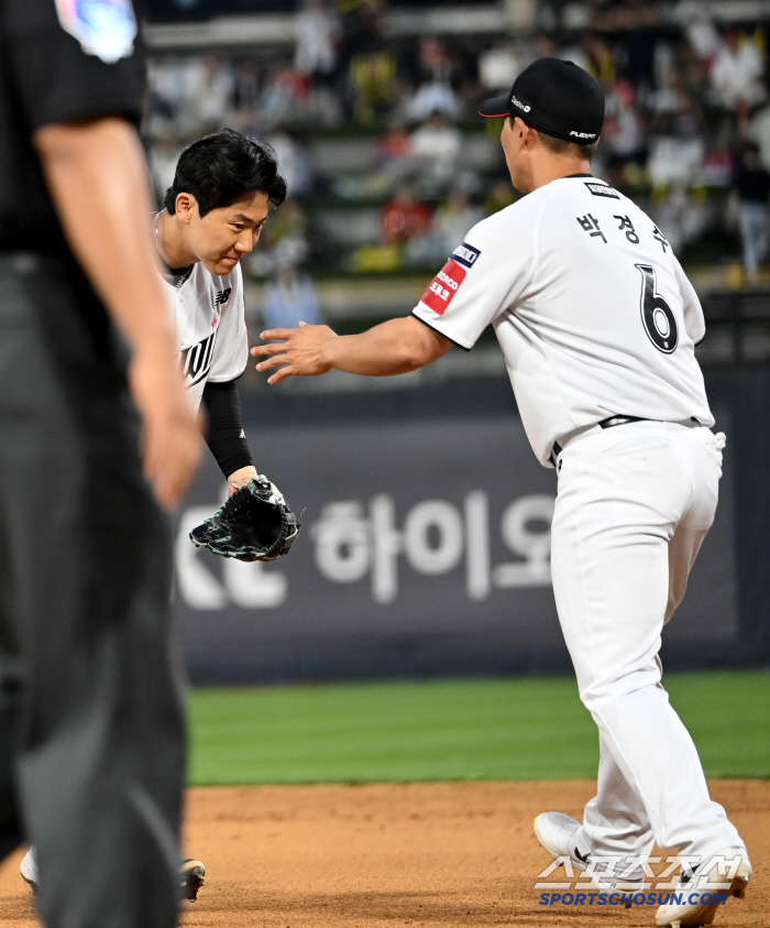빡빡한 상황 속 박경수 투입, 홈 원정할 것 없이 쏟아진 환호...낭만 치사량 초과한 수원의 일요일 밤 