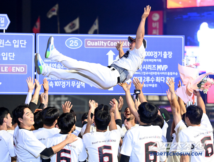 빡빡한 상황 속 박경수 투입, 홈 원정할 것 없이 쏟아진 환호...낭만 …