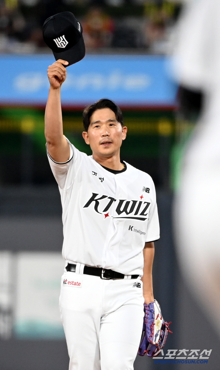 빡빡한 상황 속 박경수 투입, 홈 원정할 것 없이 쏟아진 환호...낭만 …