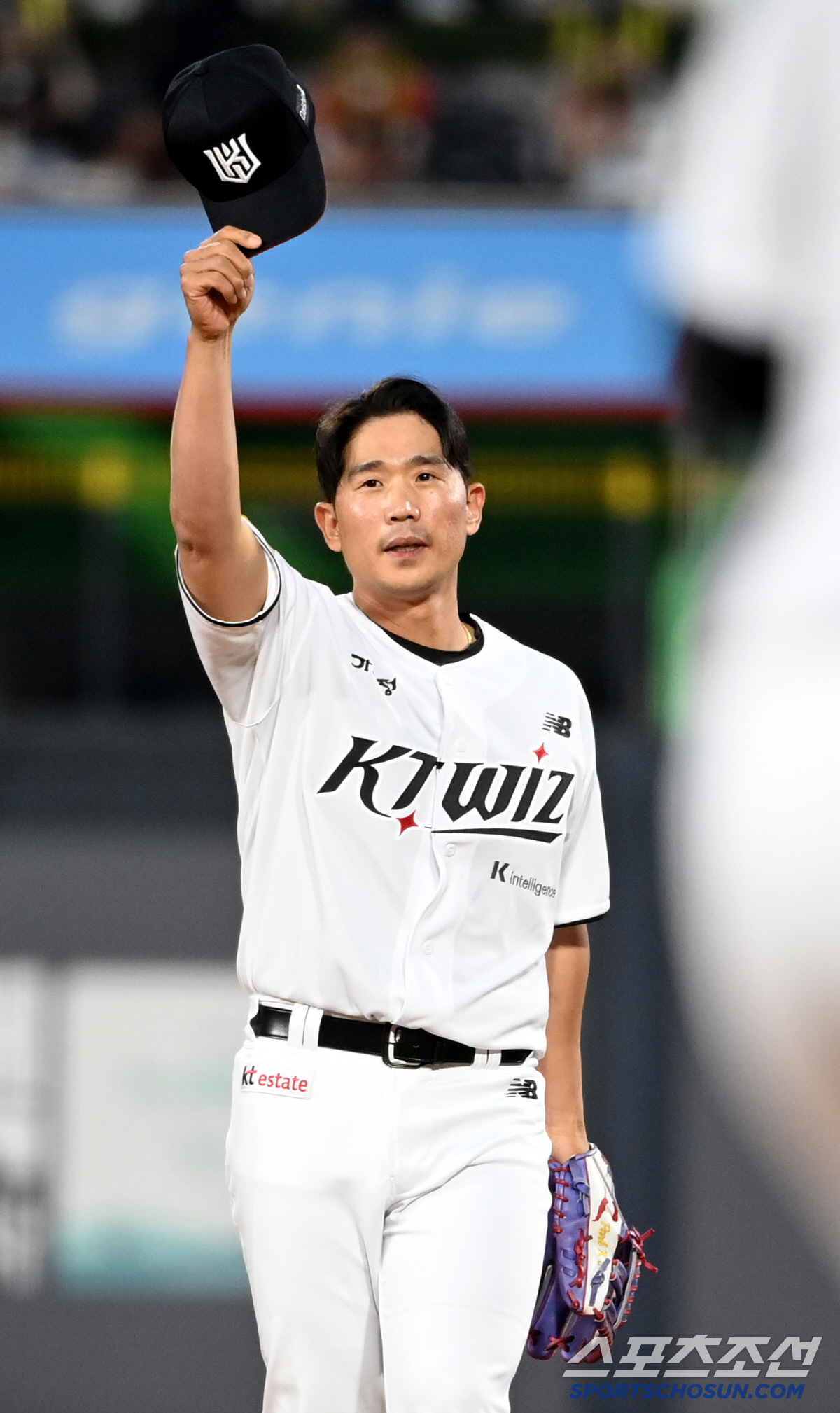 빡빡한 상황 속 박경수 투입, 홈 원정할 것 없이 쏟아진 환호...낭만 …