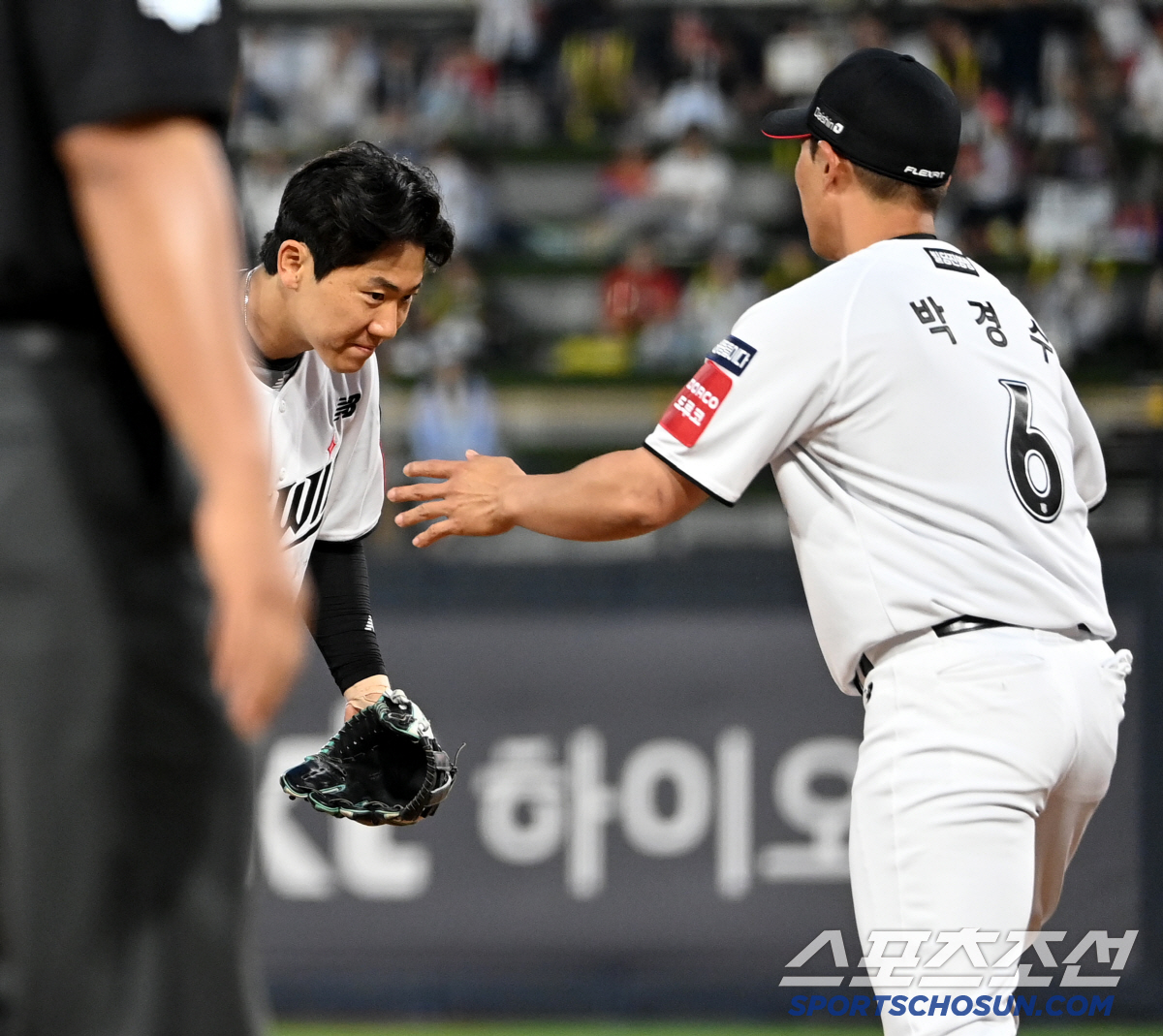 빡빡한 상황 속 박경수 투입, 홈 원정할 것 없이 쏟아진 환호...낭만 …