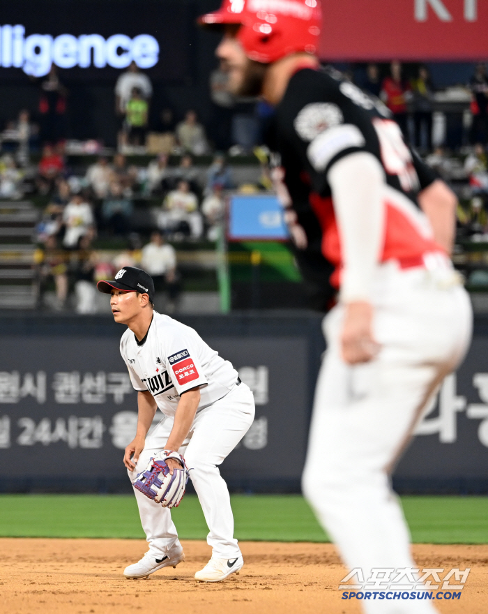 빡빡한 상황 속 박경수 투입, 홈 원정할 것 없이 쏟아진 환호...낭만 …