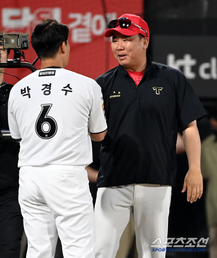 빡빡한 상황 속 박경수 투입, 홈 원정할 것 없이 쏟아진 환호...낭만 …