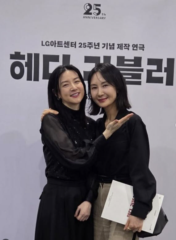 이영애 응원 간 채시라, 세월 잊은 ★들 투샷! “막공까지 파이팅”[SCin스타]