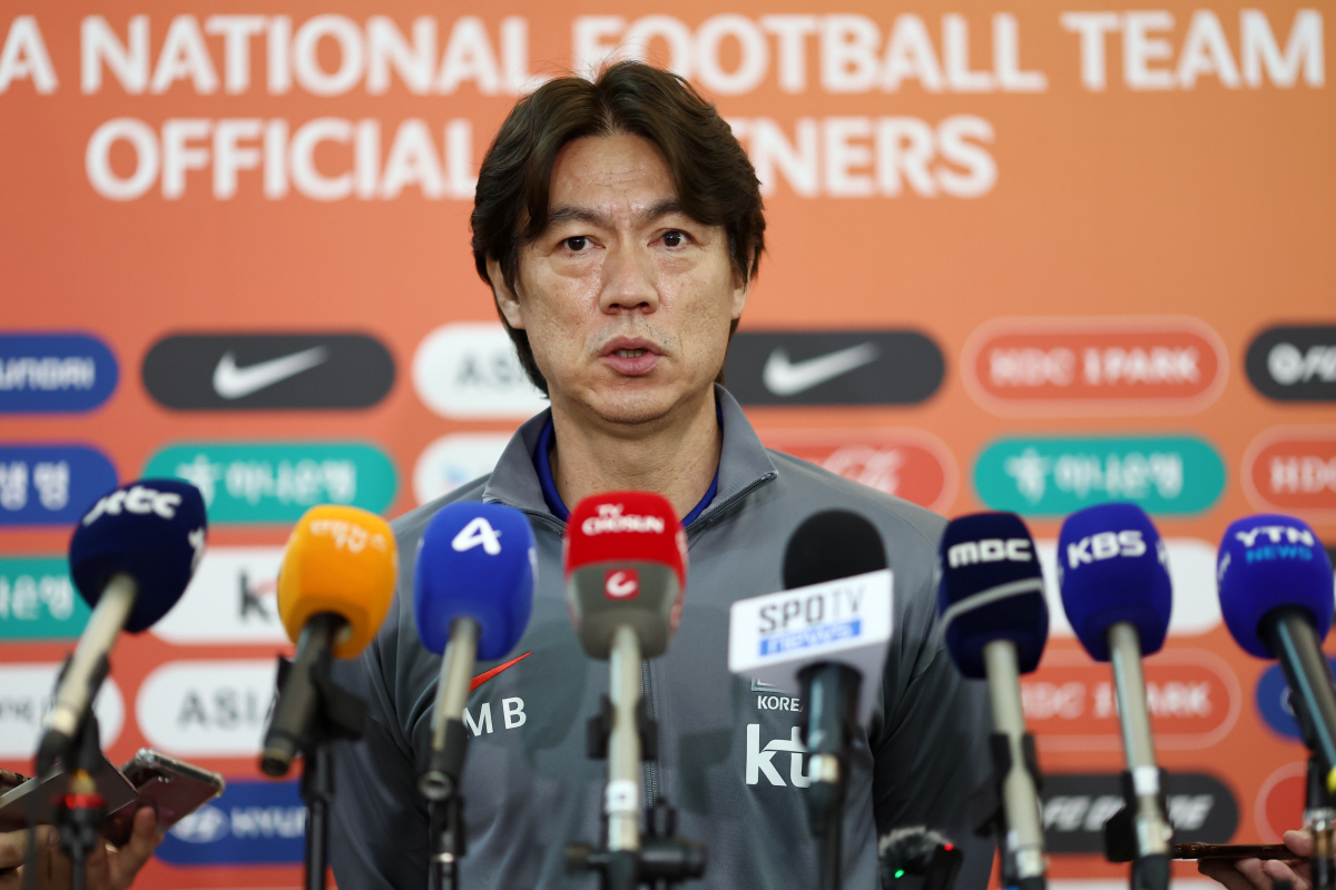 '이라크 출국'홍명보 감독,확고한 선수보호 의지"손흥민 무리해서 기용않을…