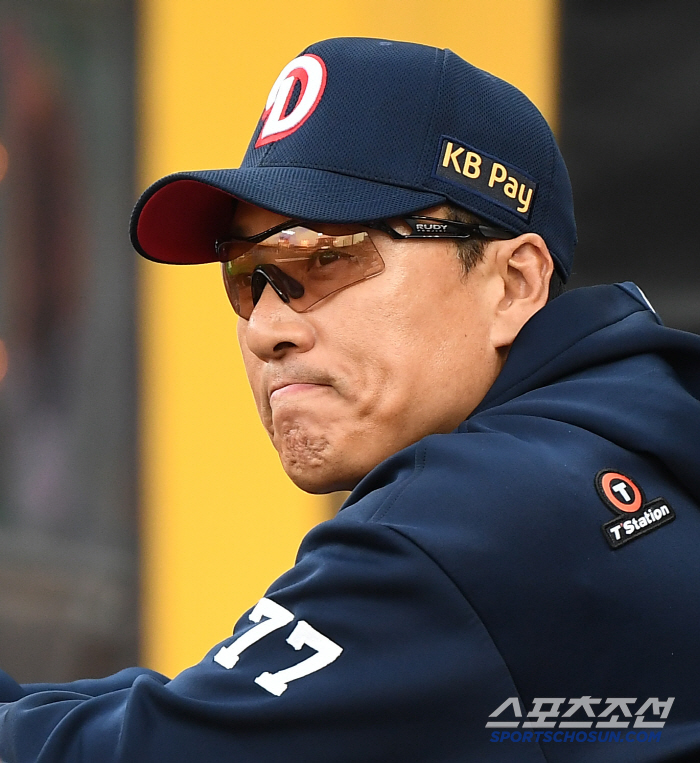 두산 이승엽 감독 자진 사퇴…조성환 대행 체제