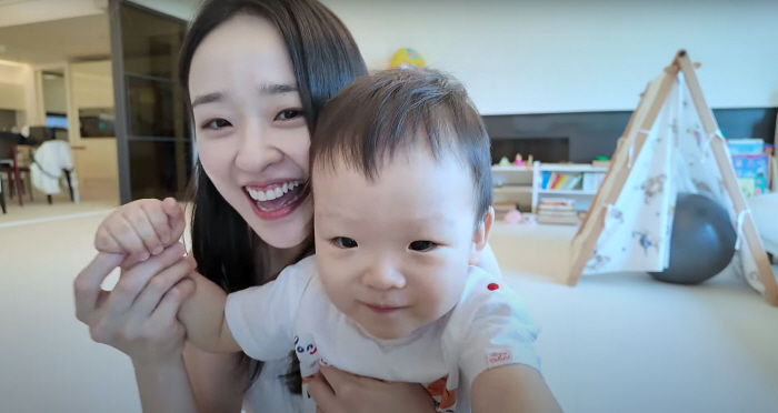 '금융인♥' 손연재, 1살 아들 최초 공개.."말은 못하지만, 귀여워" …