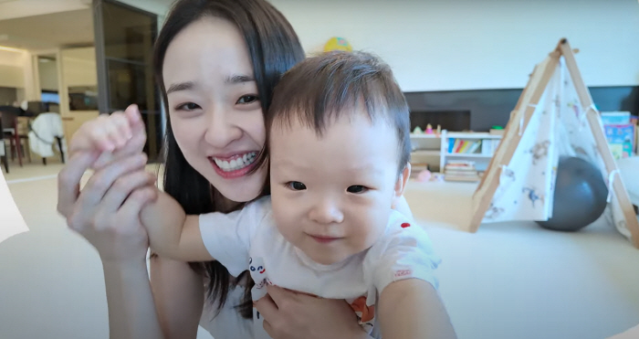 '금융인♥' 손연재, 1살 아들 최초 공개.."말은 못하지만, 귀여워" …
