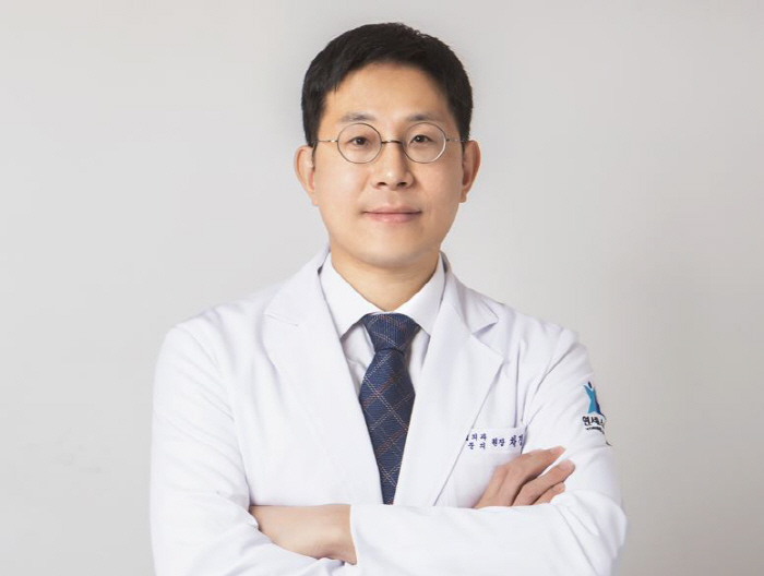 목 뻐근하더니 어깨 굳고 팔 저림까지…목 디스크 예방과 치료는?