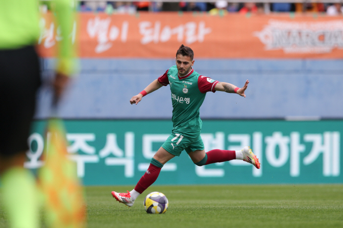 포문 연 서울…열흘 간의 특별 이적시장, 전북-대전도 '외인 교체' 승부…