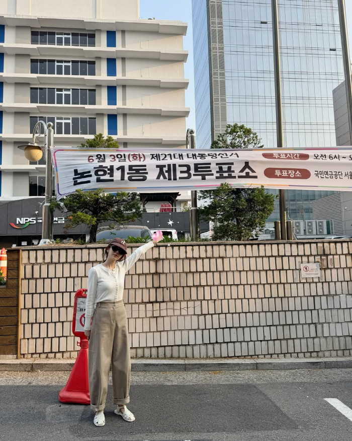[SCin스타] 손가락에 모자이크→무채색 패션..윤은혜, 논란 원천 차단…