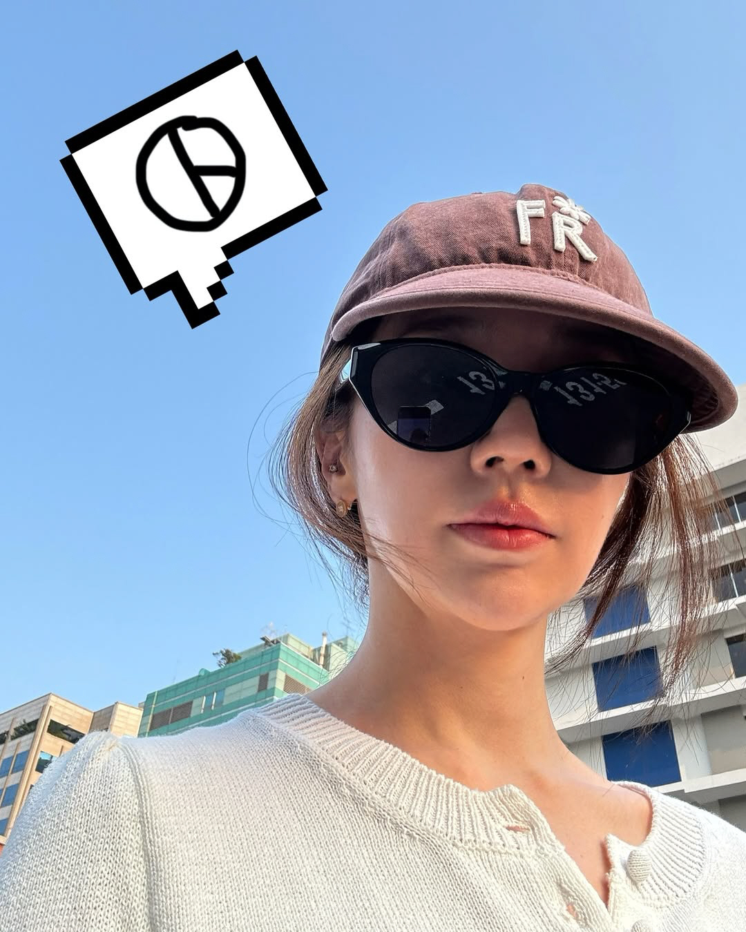 [SCin스타] 손가락에 모자이크→무채색 패션..윤은혜, 논란 원천 차단…