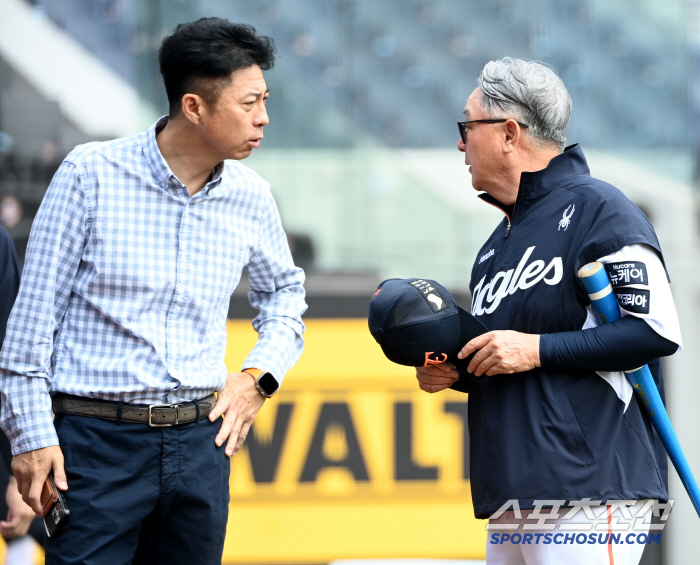 [포토] 손혁 단장과 이야기 나누는 김경문 감독