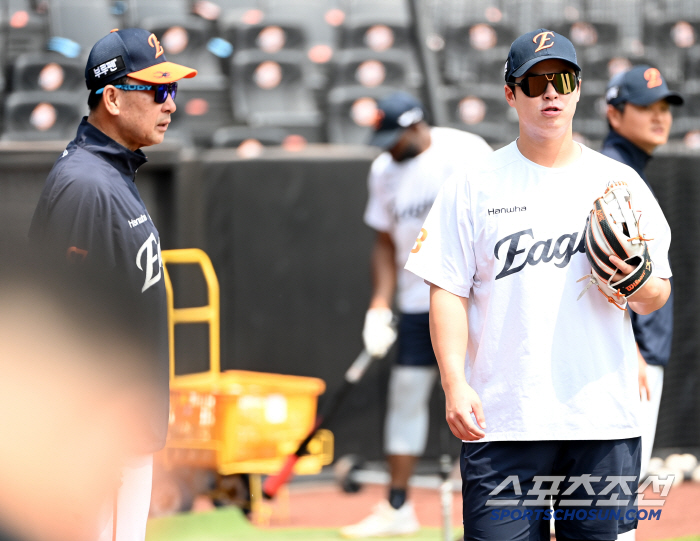 [포토] 김민호 코치와 이야기 하는 노시환