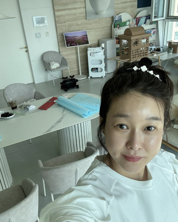 현영, '학비 12억' 국제학교 교육에 진심…행사 소품도 직접 준비하는 …