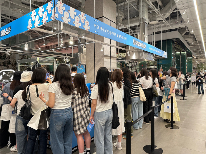 류수영, 여의도 백화점서 포착..구름 인파 혼돈