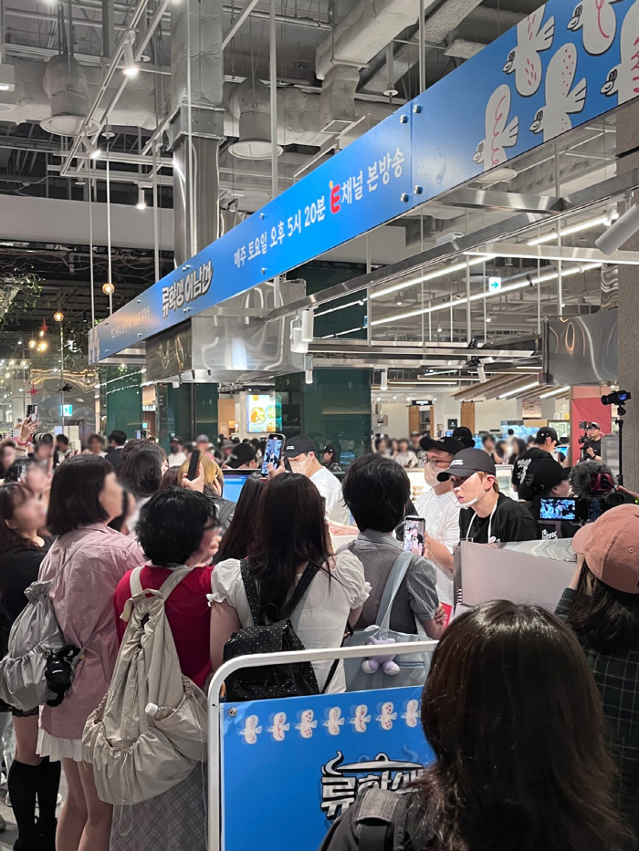 류수영, 여의도 백화점서 포착..구름 인파 혼돈