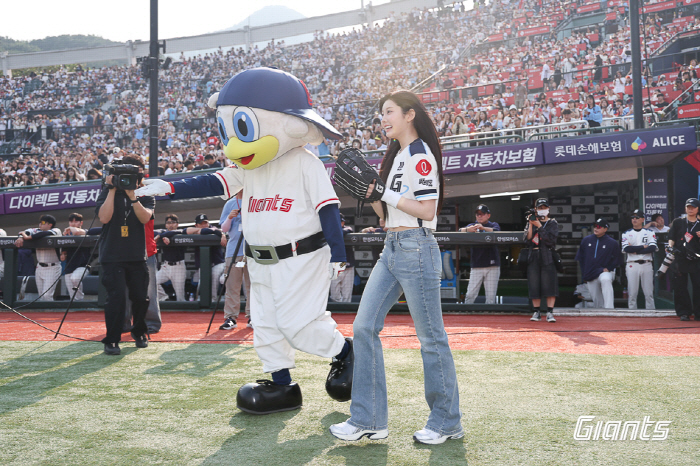 부산의딸 → 모태롯데팬! "2만3000명 시선 한몸에 받으니…" 18세 …