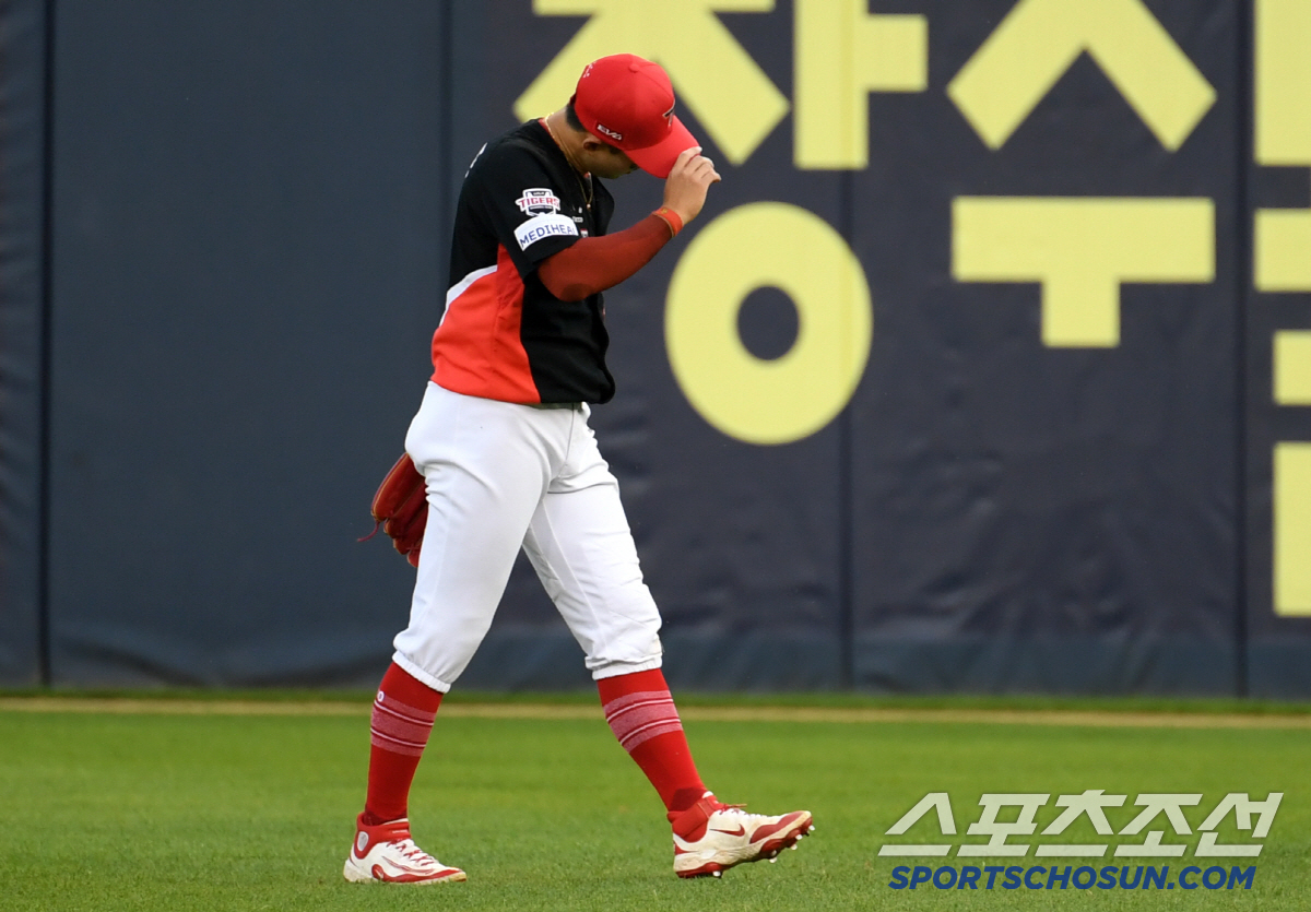 뜬공 놓쳐 2군행 → 복귀해서 또 놓쳤다.. KIA 예비 FA 최원준, …