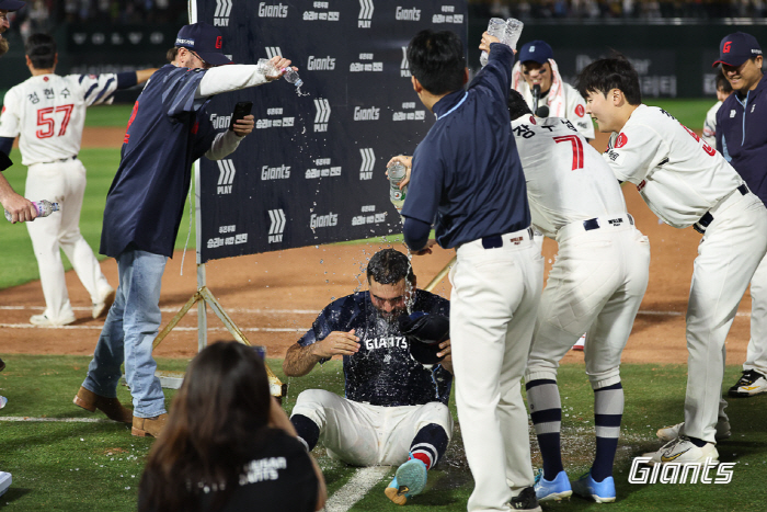 간절히 바랐던 '진짜 에이스' 찾았다! → 명장의 함박웃음 "첫승 축하해…