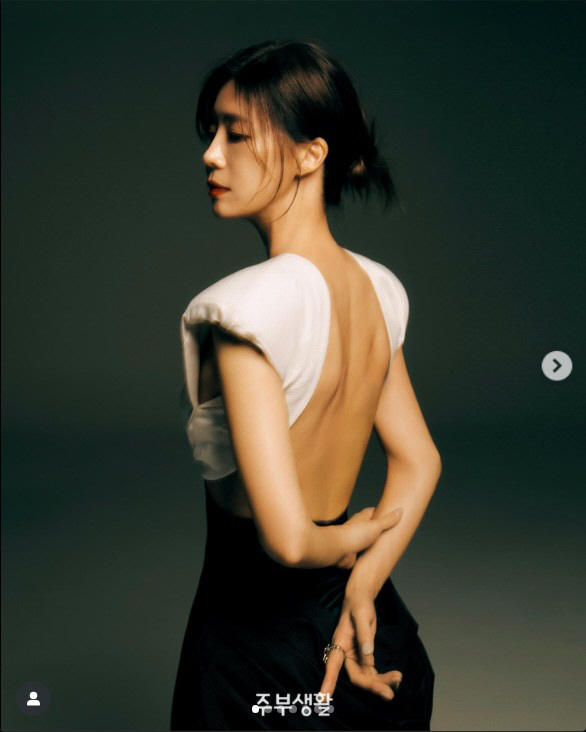 유선, 이런 노출 처음이야…파격 화보에 '쏟아진 감탄'