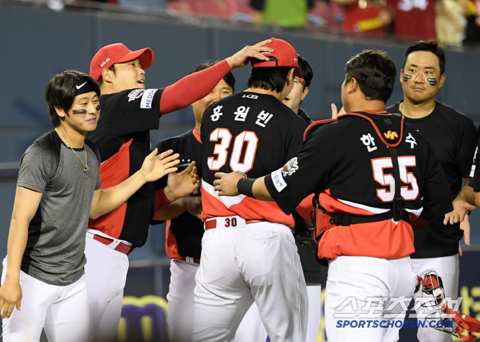 7년 묵은 데뷔전 → 잠실 전광판 '154km 쾅!' 찍히자 3루가 열광…