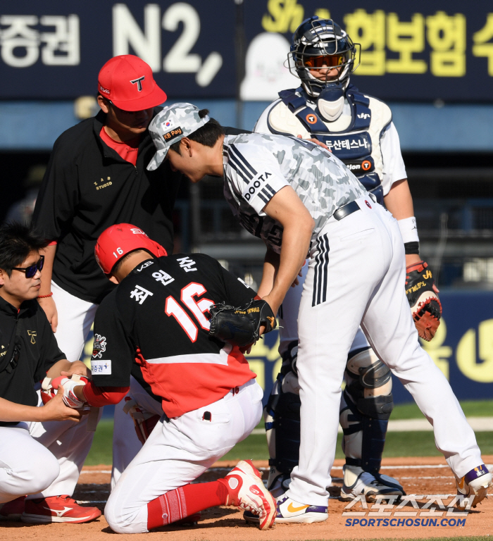 '팔꿈치 강타한 151km 강속구' 미안한 마음에 홈까지 달려온 곽빈..…