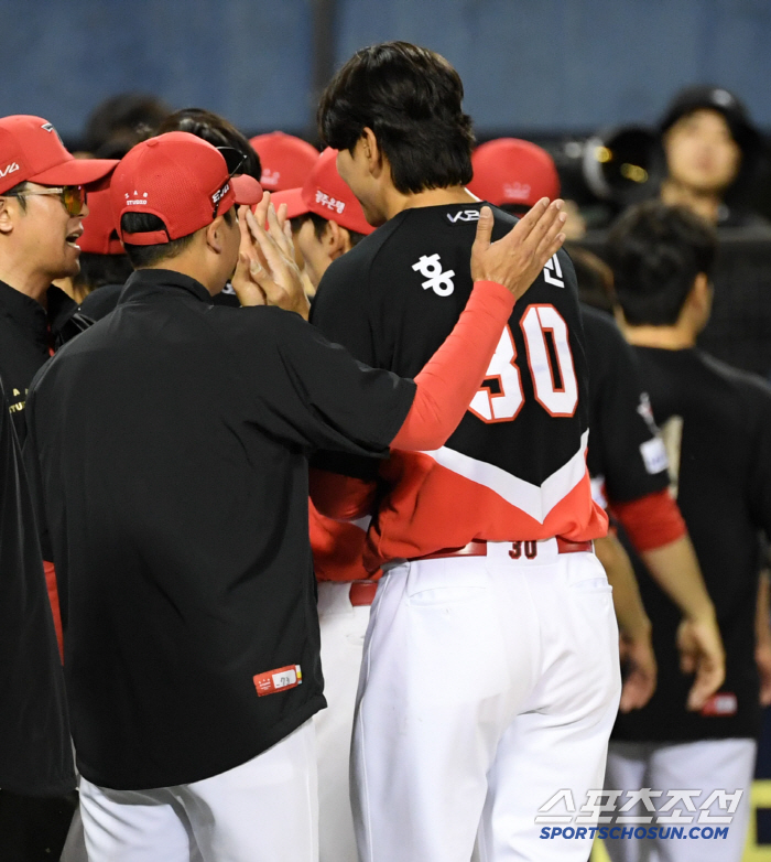 '7년의 기다림 끝 데뷔전' 154km 홍원빈 강속구에 환호성...모두가…