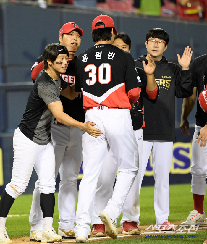 '7년의 기다림 끝 데뷔전' 154km 홍원빈 강속구에 환호성...모두가…