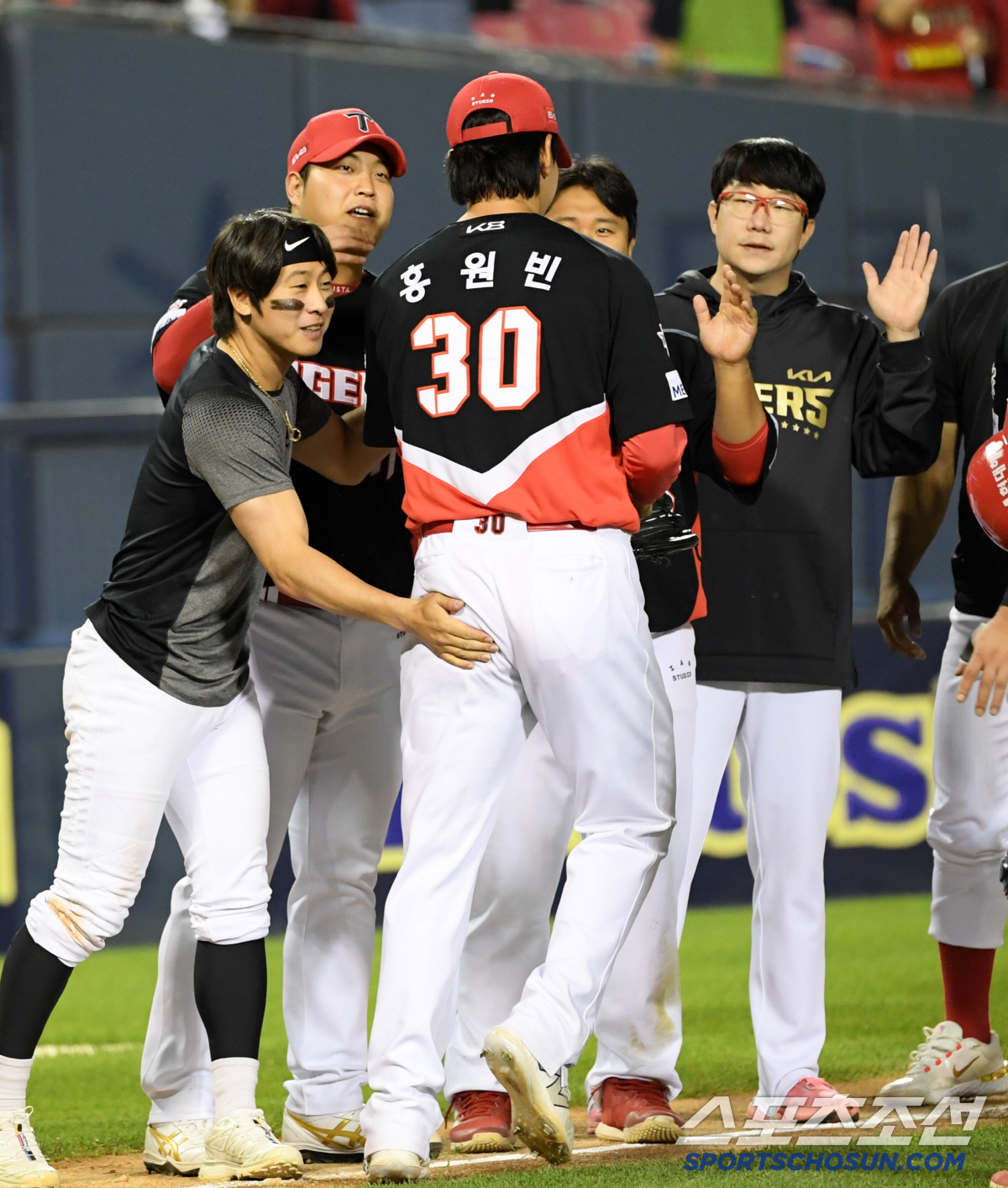 '7년의 기다림 끝 데뷔전' 154km 홍원빈 강속구에 환호성...모두가…
