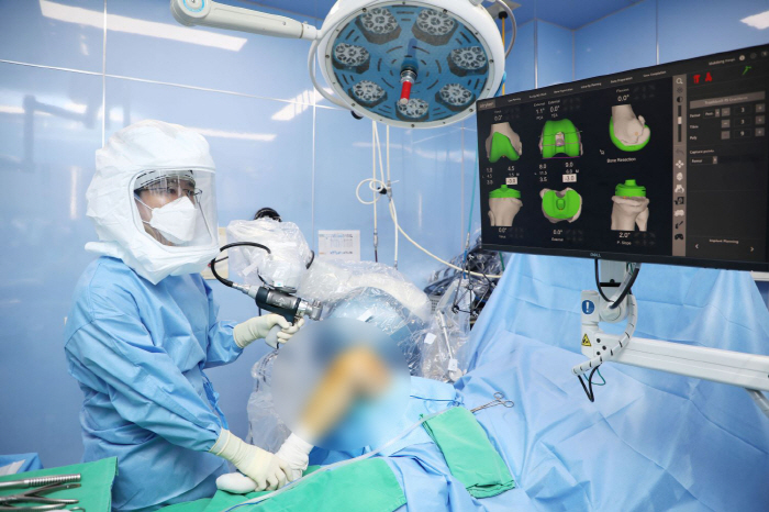 무릎 인공관절 재수술 원인?…힘찬병원 "전치환술은 감염, 부분치환술은 해…