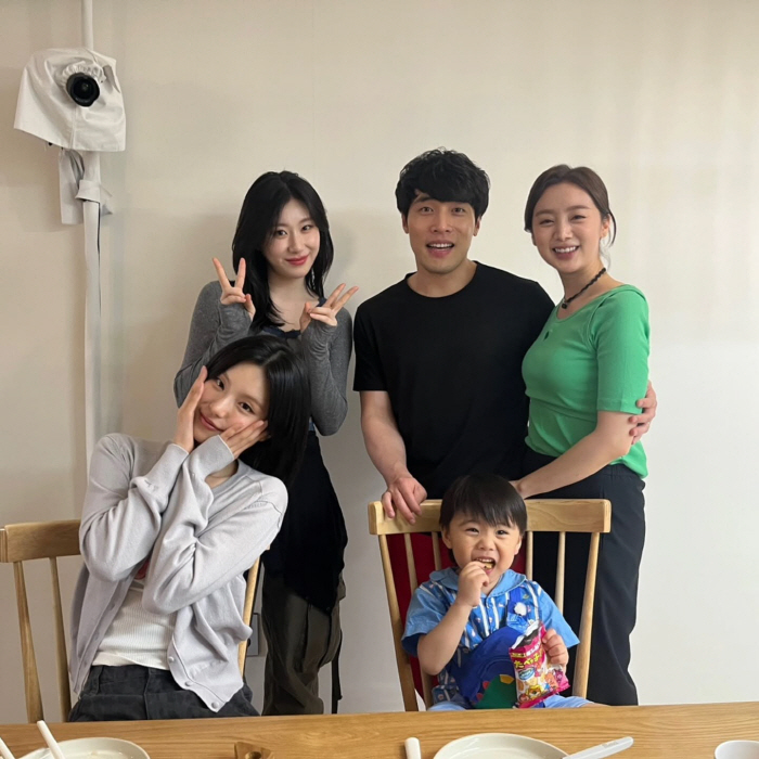 [SCin스타] '원걸' 혜림♥신민철 가족, 있지 예지X채령과 훈훈한 만남 “사랑해 또 놀러와”