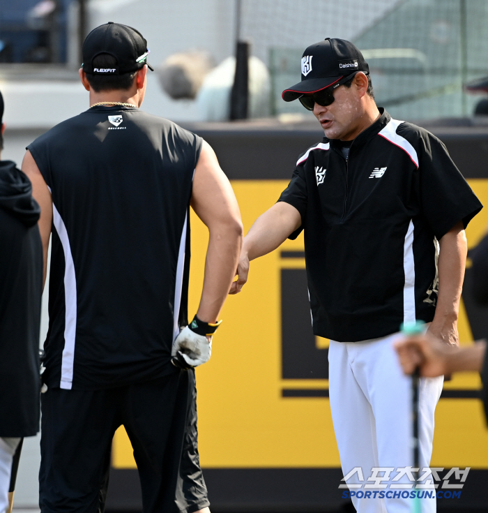 [포토] 안현민과 이야기 하는 이종범 코치