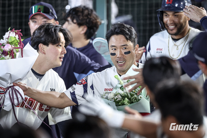 '원클럽맨' 전준우, KBO 역대 20번째 2000안타 달성…'대졸 입단…