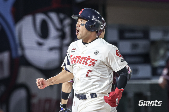 '원클럽맨' 전준우, KBO 역대 20번째 2000안타 달성…'대졸 입단 → 프로인생 18년' 롯전드의 발자취 [레코드]