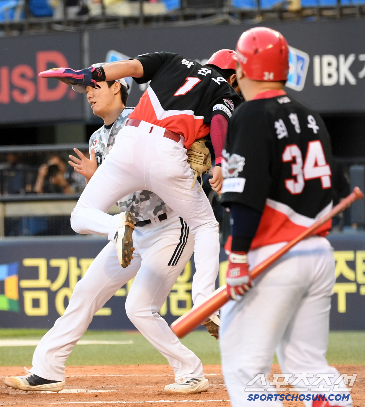 '김호령과 박찬호는 왜 홈으로 뛰었을까' 연이어 홈에서 죽자, 굳어버린 …