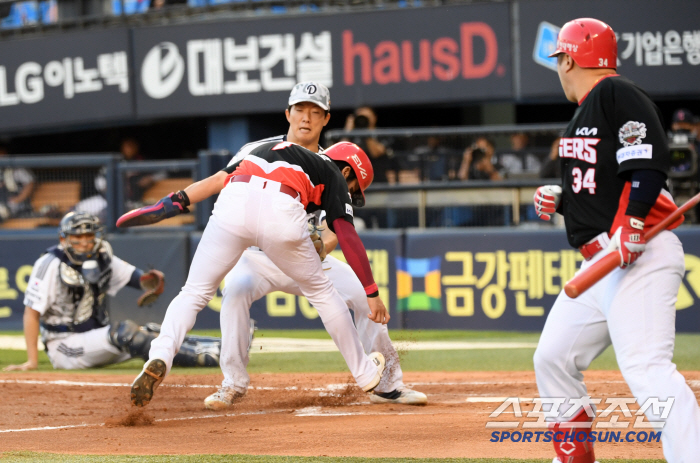 '김호령과 박찬호는 왜 홈으로 뛰었을까' 연이어 홈에서 죽자, 굳어버린 …