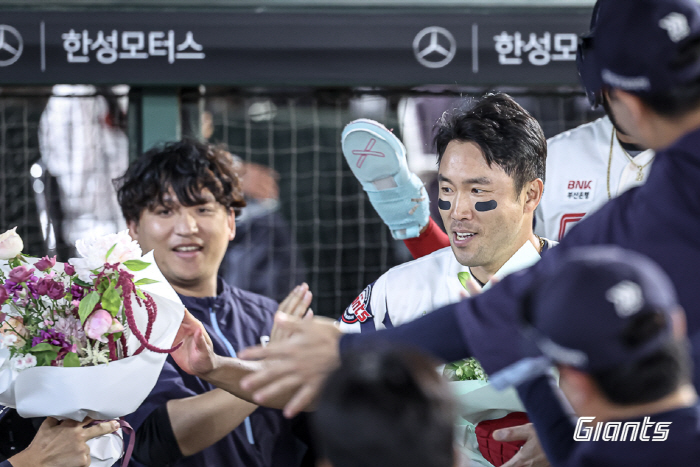 2000안타 대기록에도 웃지못한 39세 원클럽맨 레전드 "사랑하는 가족들…
