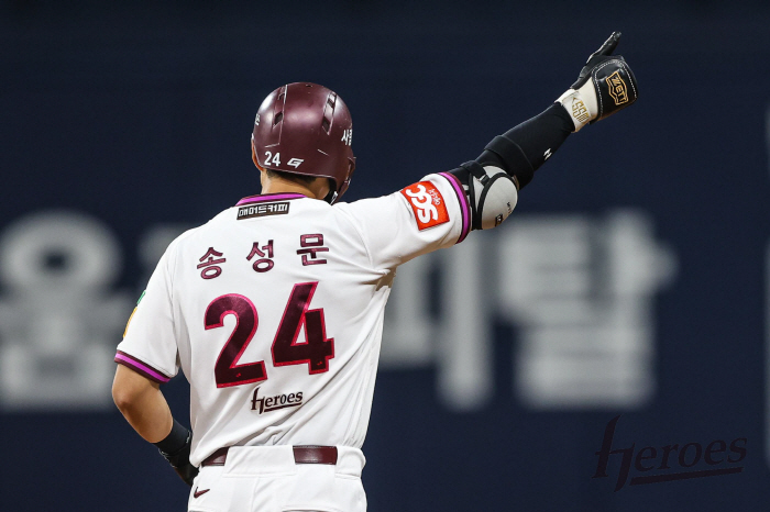 '10연패 탈출 오열' 돌아본 캡틴의 속마음 "이젠 동정 아닌 축하 연락…