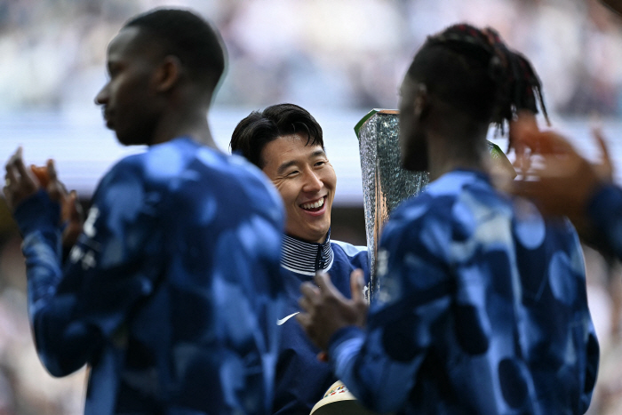 韓축구 대반전! 손흥민 '우상' 호날두 따라 사우디 캡틴되나…'알나스르 …