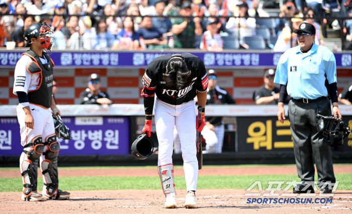 친정 방문 장진혁의 첫인사, 신발 끈 묶어 시간 벌어준 외인 에이스의 배…