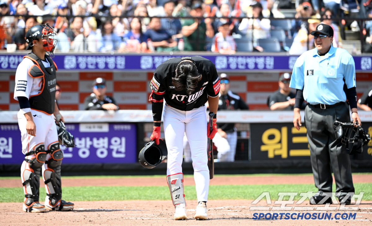 친정 방문 장진혁의 첫인사, 신발 끈 묶어 시간 벌어준 외인 에이스의 배…