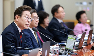 李, 尹정부 장관들과 첫 국무회의…