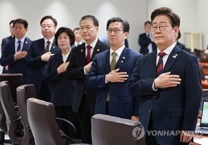 李, 尹정부 장관들과 '도시락 회의'…
