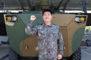 연기 피어나는 사고 차량서 국민 생명 지킨 육군 부사관