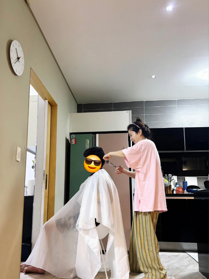 '설경구♥' 송윤아, 중3 子 머리도 직접 커트..