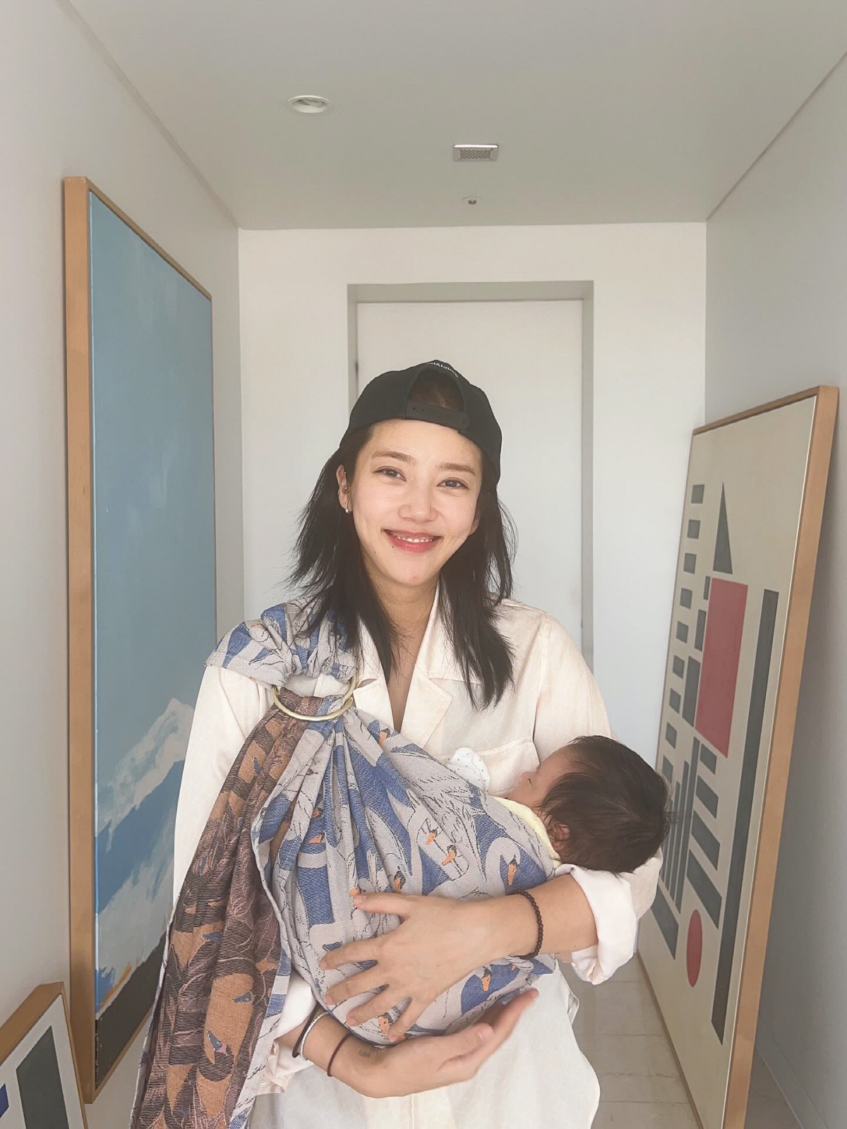 손담비, 출산 두 달인데 미모가…딸 안은 모습도 여신 화보[SCin스타]